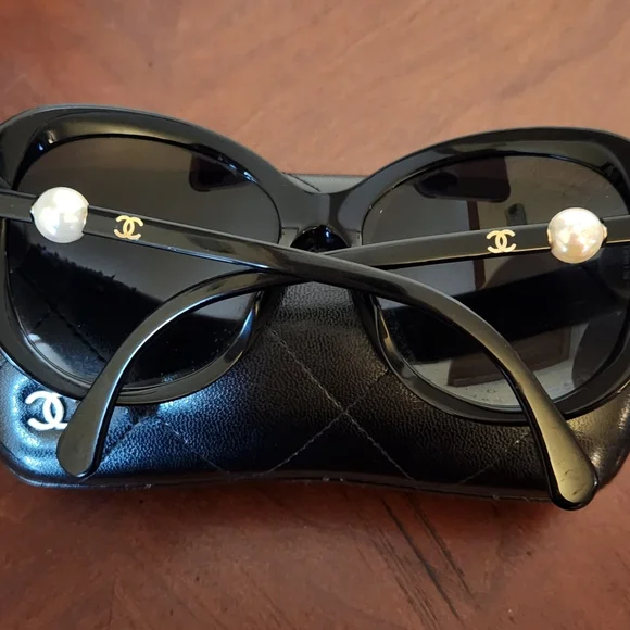CHANEL CC Pearl Polarized Sunglasses 5302-H - Picture 10 of 10